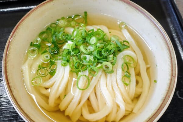 好きな《うどんチェーン》ランキング！1位「丸亀製麺」が全国首位“総なめ”も…四国や九州では“苦戦”か…[5000人調査]