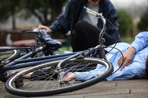 歩道を散歩中の85歳、女子高生の自転車にひかれ死亡　高校生でも賠償責任の可能性