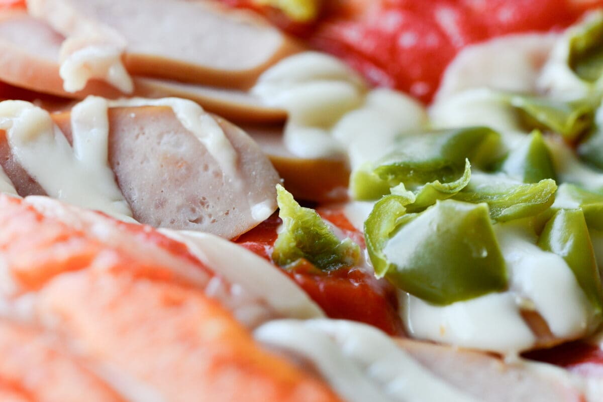 「ちょい辛でうまい」【ローソン】新作ピザパンはもっちり食感が楽しい