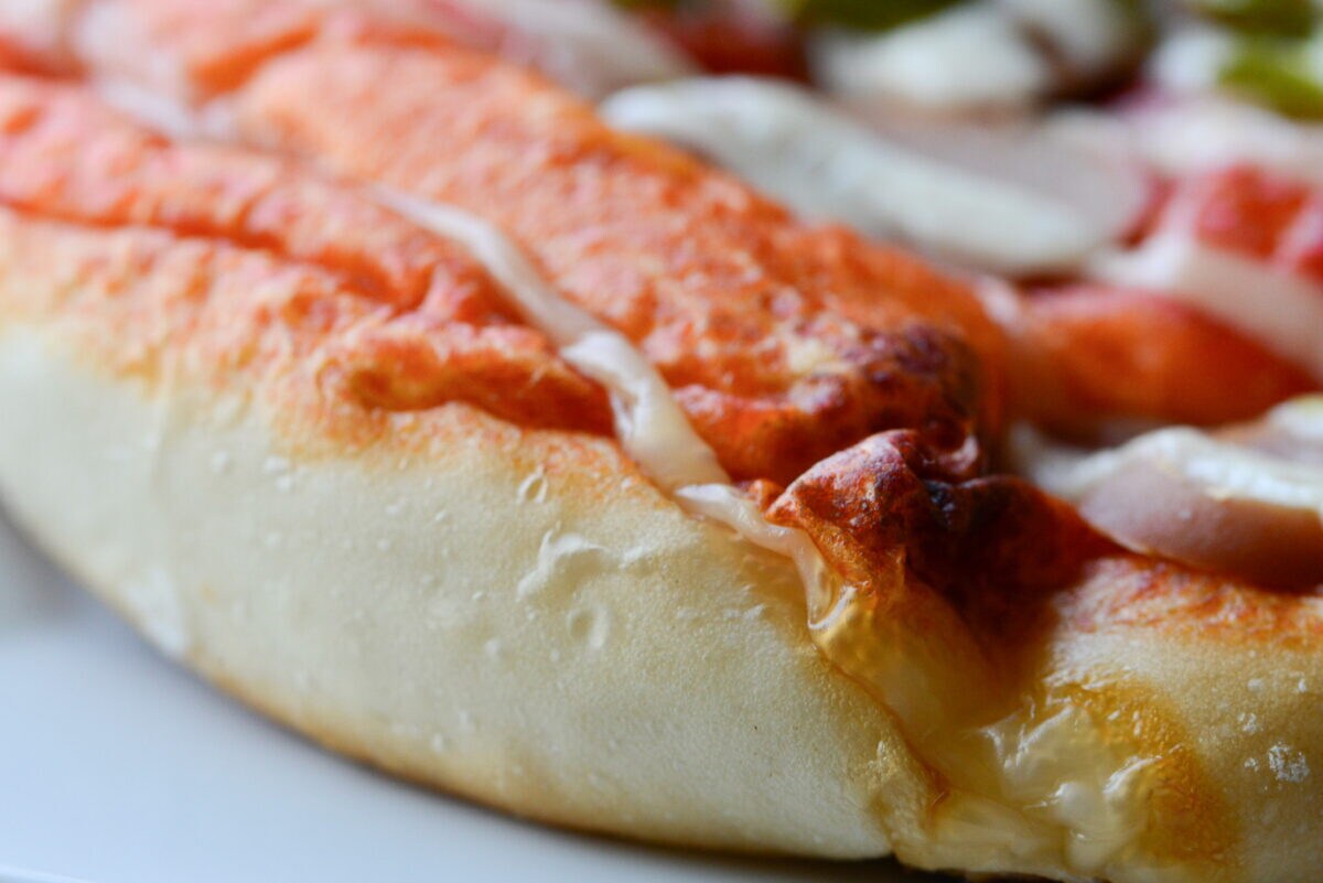 「ちょい辛でうまい」【ローソン】新作ピザパンはもっちり食感が楽しい