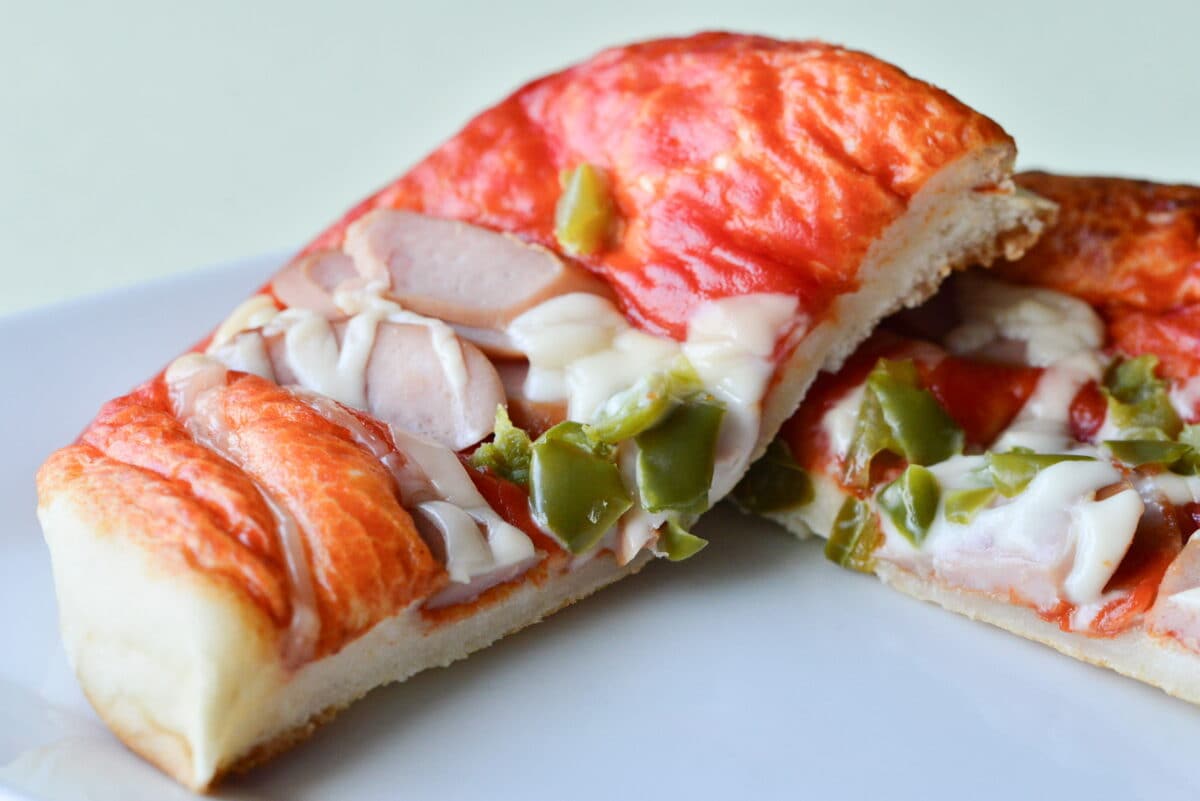 「ちょい辛でうまい」【ローソン】新作ピザパンはもっちり食感が楽しい