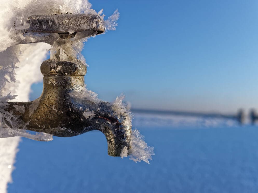 寒波による水道管の凍結や破裂。気温がマイナス4℃を下回るときは対策を