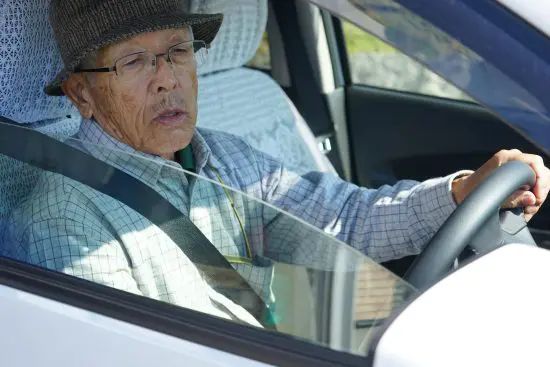 高速道路で“軽自動車を煽り続ける”70代の老人。まさかの言い分に唖然…――仰天ニュース特報