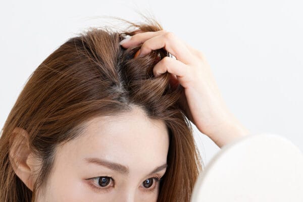 普通のヘアカラーから白髪染めに移行する《年齢》が判明…！1万人調査で判明した“白髪染めのボーダーライン”は？