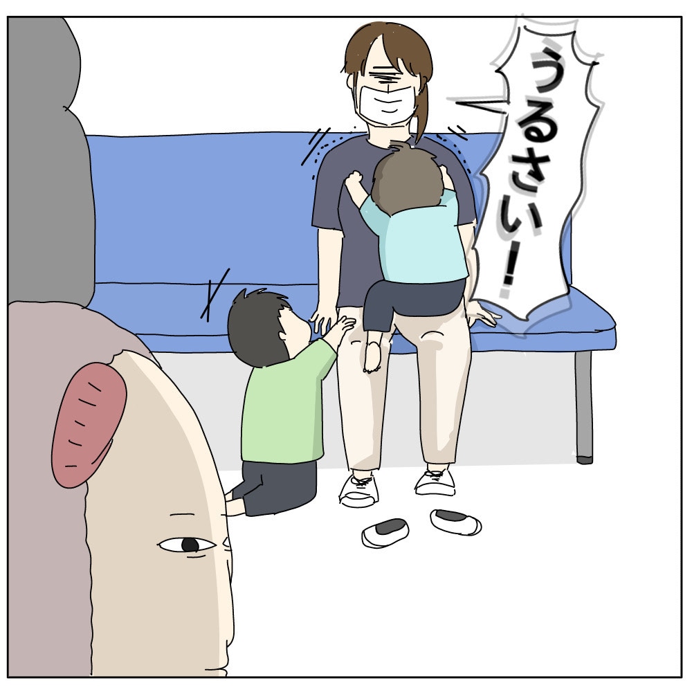 待合室でうるさいと子どもに怒るお母さんを見て息子が思うこと｜チャーの育児漫画