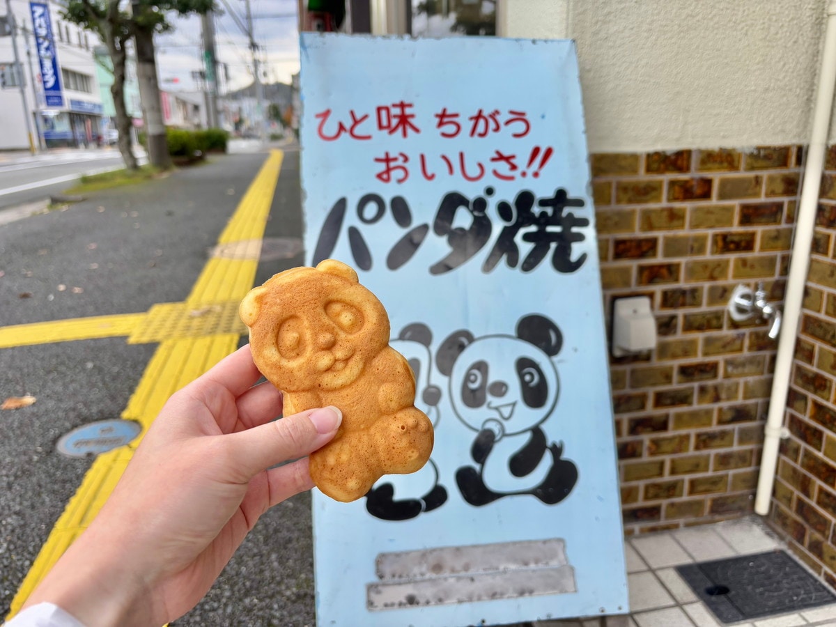 季節限定、老舗餅屋が作る“パンダ焼き”。パンケーキのようなふわふわ生地とあんこの相性抜群！｜米子市