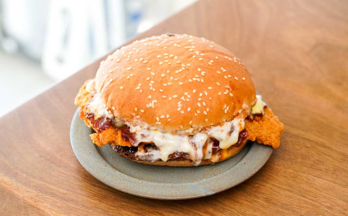 「腹苦しい」「頭おかしいだろ」【バーガーキング】新作が噂通り凄まじかった