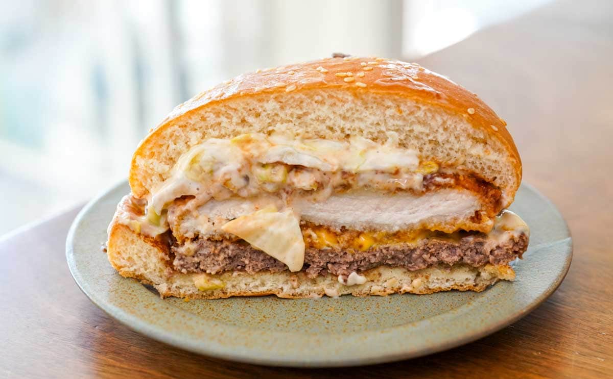 「腹苦しい」「頭おかしいだろ」【バーガーキング】新作が噂通り凄まじかった