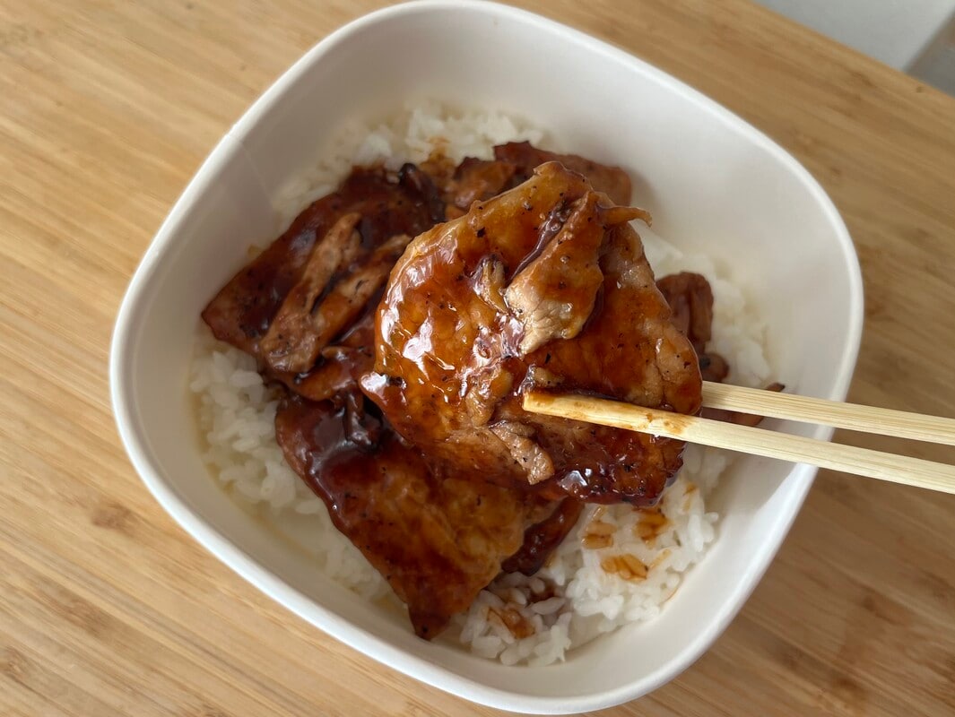 「炭火の香りがすごい!」【セブン】濃いめのタレでご飯が進む豚丼が登場!