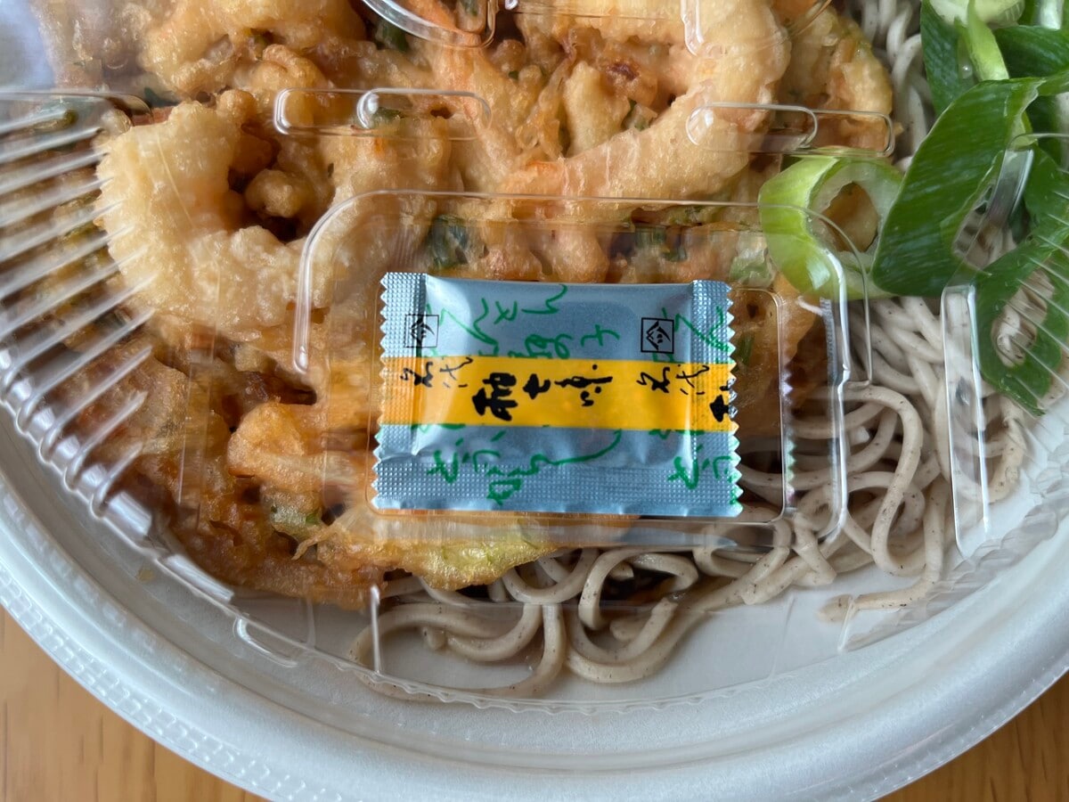 「本格的！」「濃いめのつゆが絶品」【ローソン】海老かき揚げがのったそばが登場！