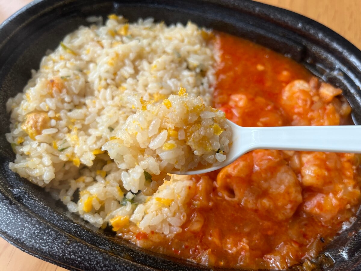 「辛くてうまい！」【ローソン】プリプリ食感の海老チリ炒飯が登場！