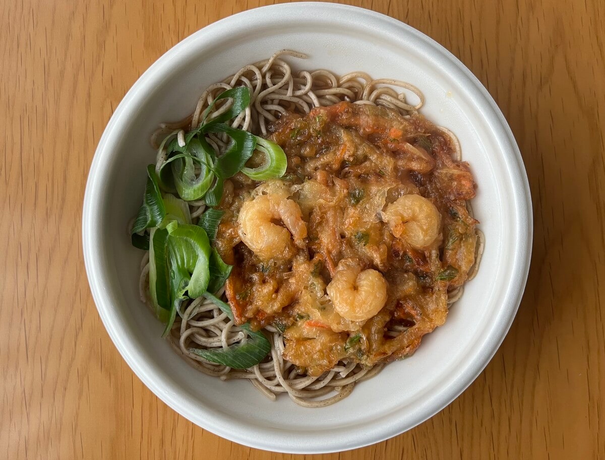 「本格的！」「濃いめのつゆが絶品」【ローソン】海老かき揚げがのったそばが登場！