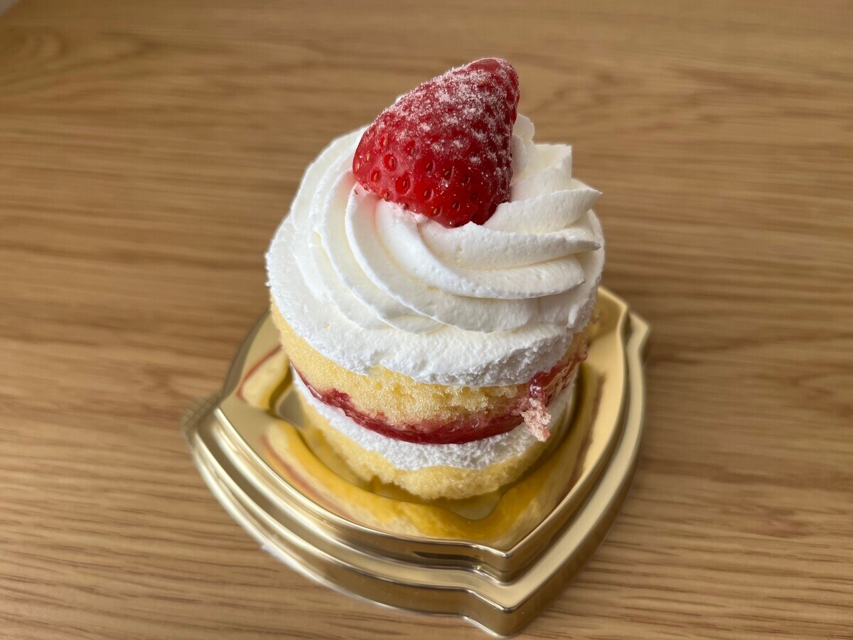 「ふんわり溶ける！」「ミルキーで甘い」【ファミマ】いちごのショートケーキが登場！