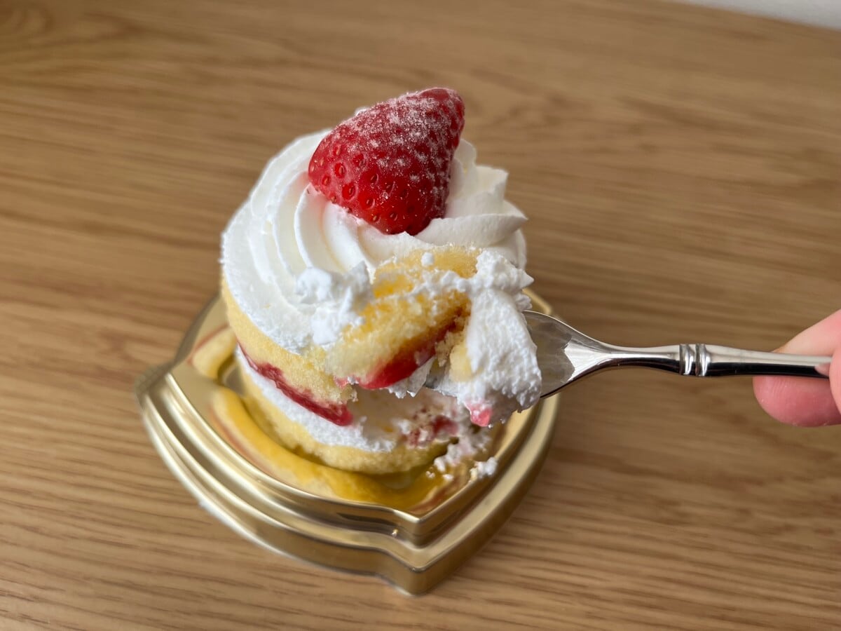 「ふんわり溶ける！」「ミルキーで甘い」【ファミマ】いちごのショートケーキが登場！