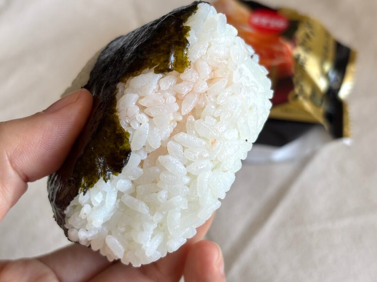 「想像以上のデカさ」【ファミマ】新作“ごちむすび”がマジでご馳走だった