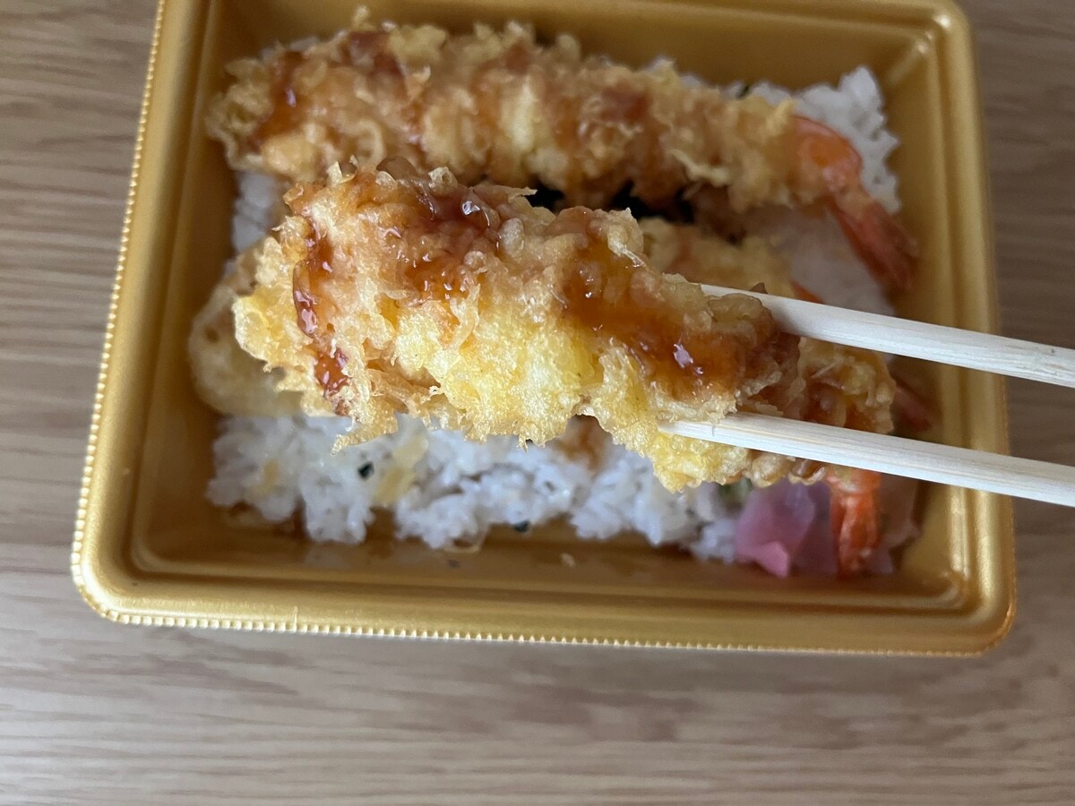 「デカッ！」「プリプリ食感」【ファミマ】大きな海老天が3本入った天重が登場