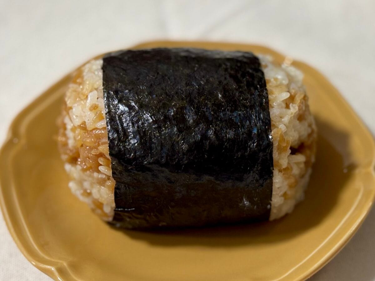 ご飯180gの大迫力!【ファミマ】メガおむすびがデカすぎる!(笑)