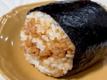 ご飯180gの大迫力！【ファミマ】メガおむすびがデカすぎる！（笑）