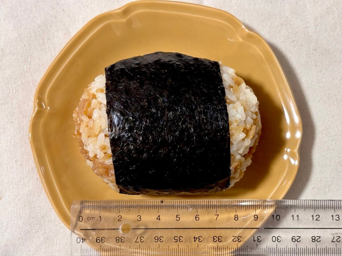 ご飯180gの大迫力！【ファミマ】メガおむすびがデカすぎる！（笑）