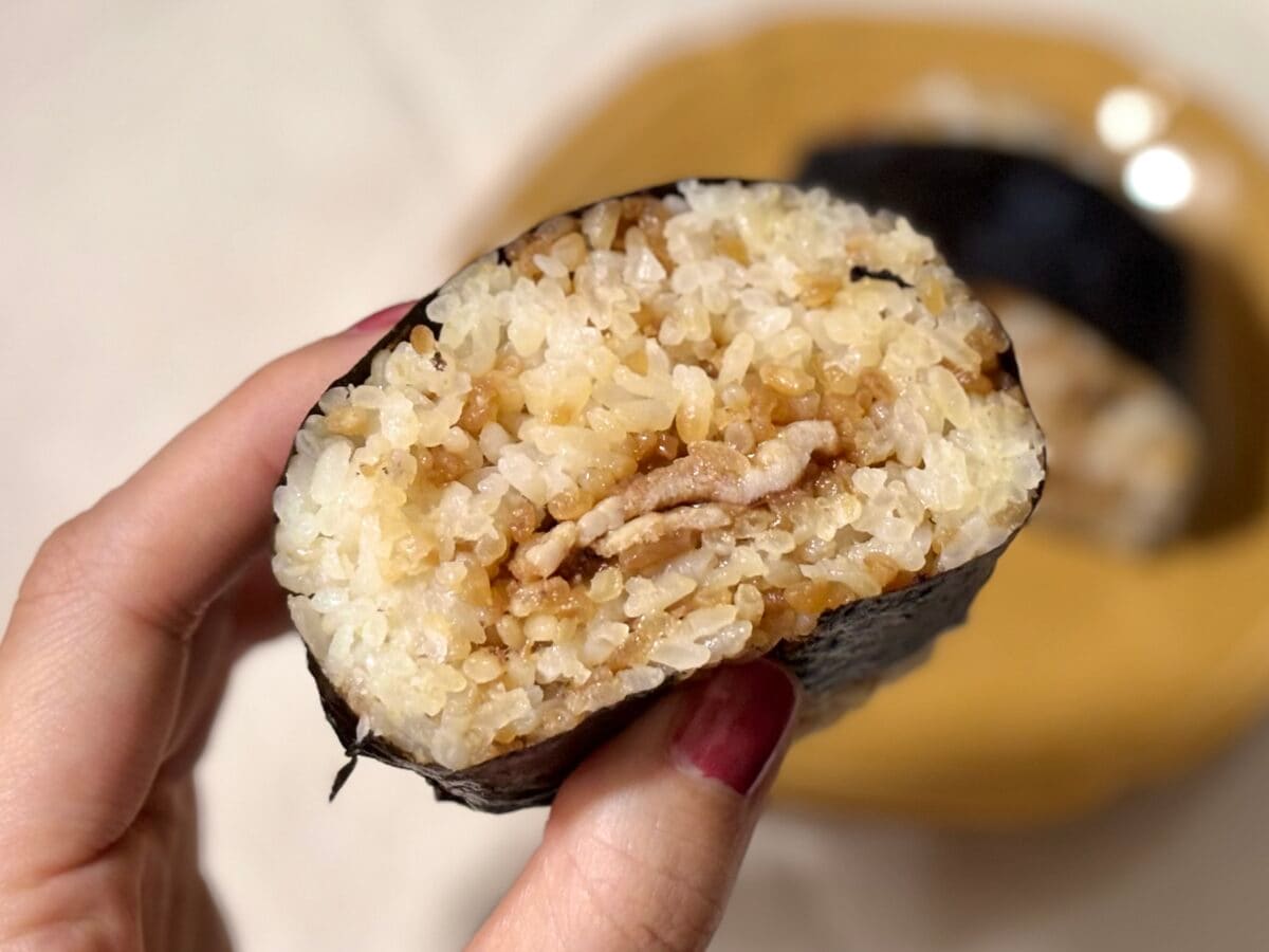 ご飯180gの大迫力!【ファミマ】メガおむすびがデカすぎる!(笑)