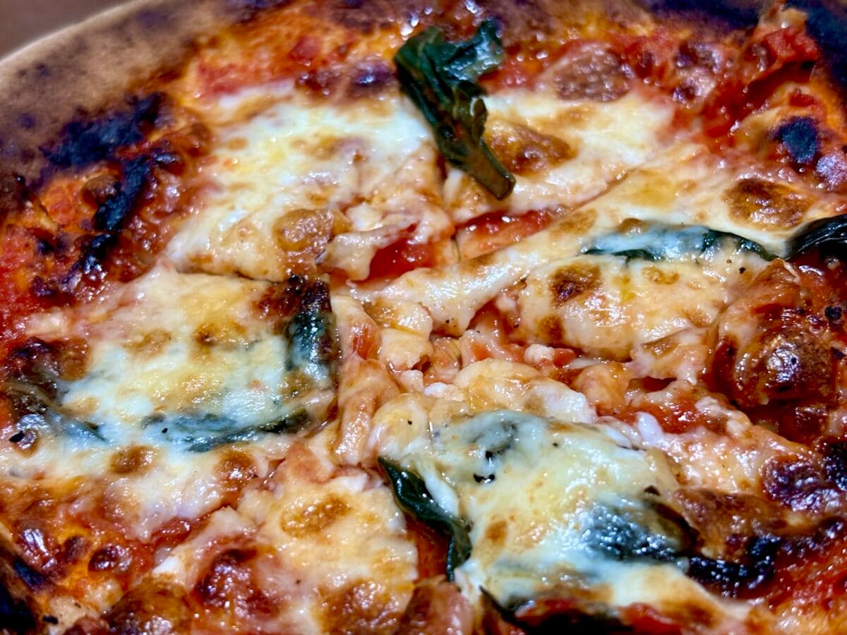 「頭一つ抜けてる」「レベルが違う」【ファミマ】本気の冷凍ピザに感動…