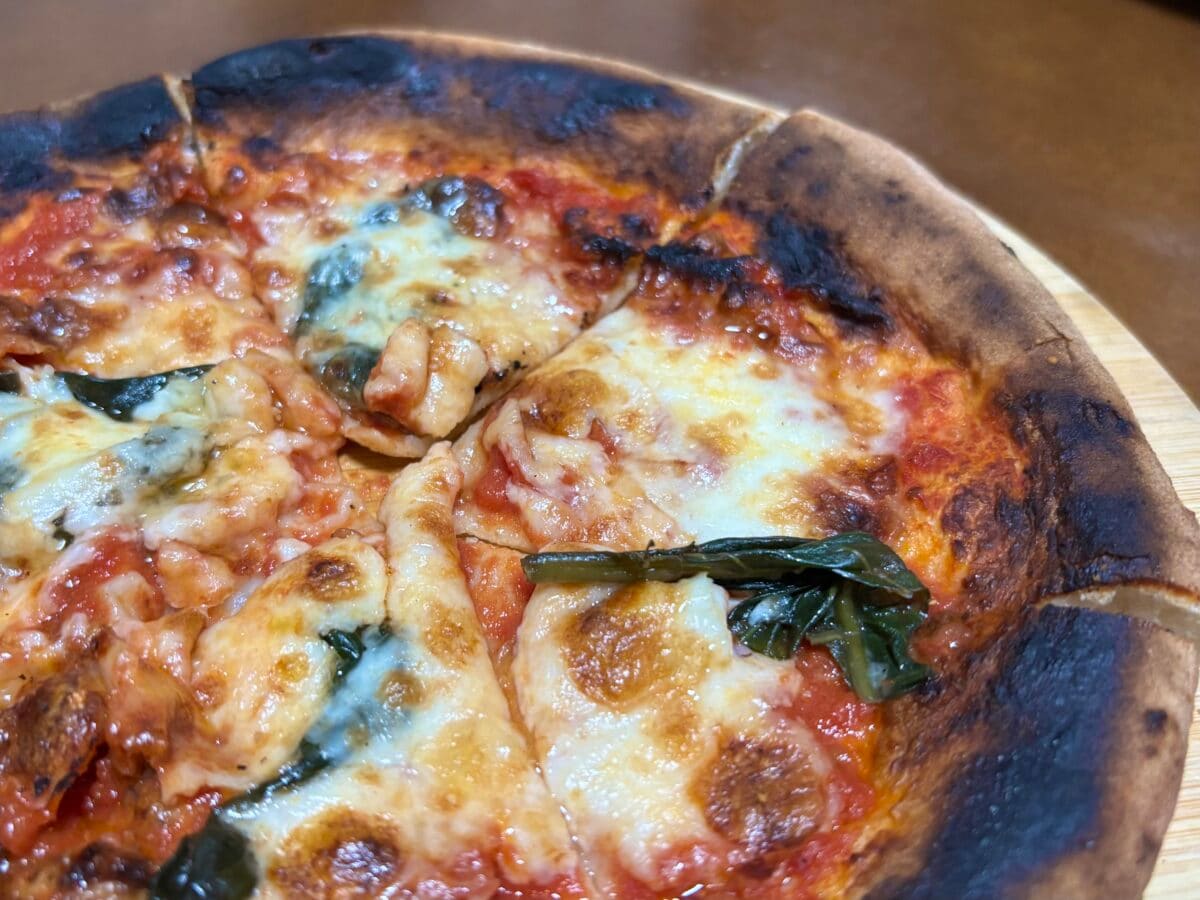 「頭一つ抜けてる」「レベルが違う」【ファミマ】本気の冷凍ピザに感動…