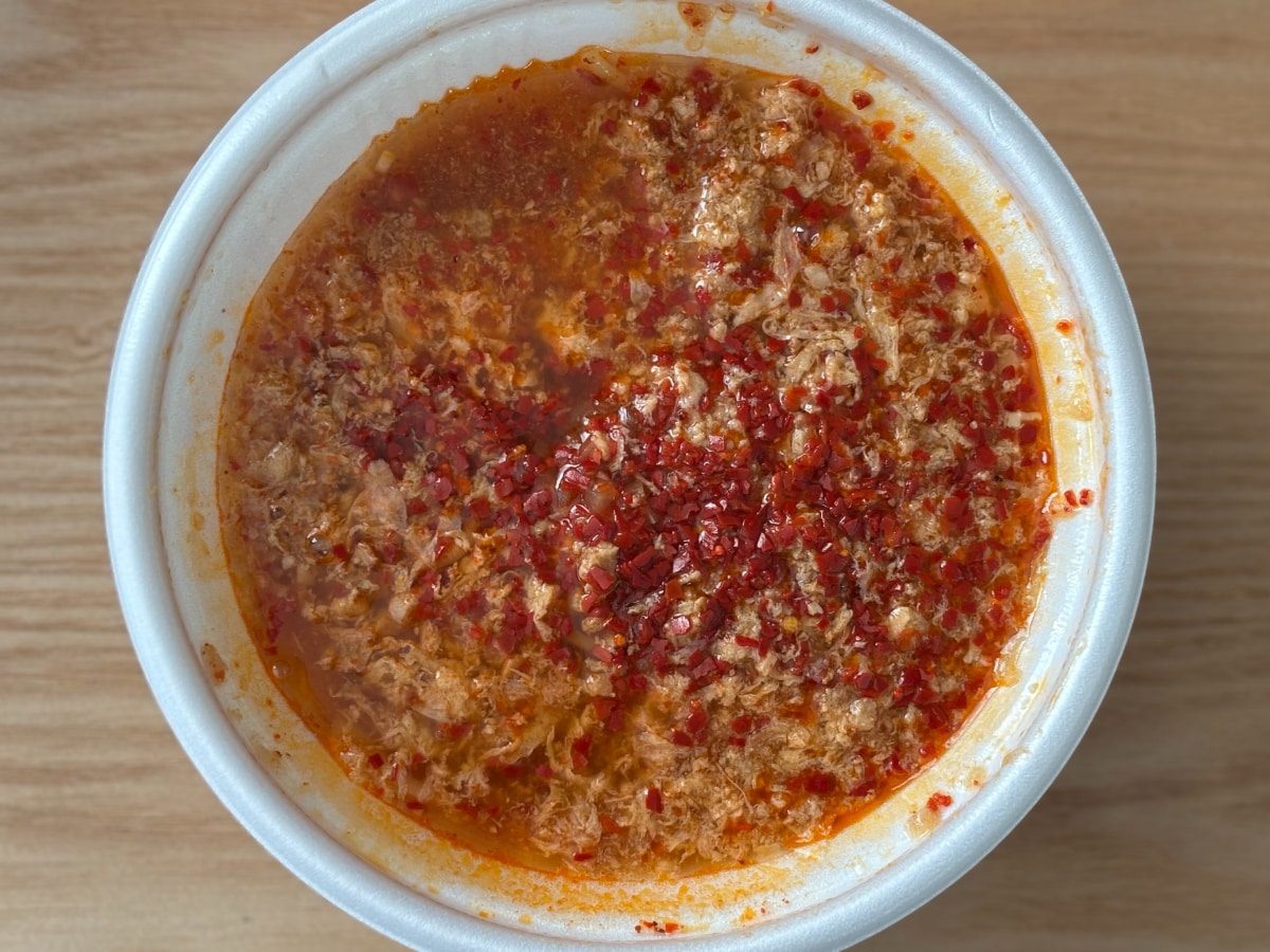 辛さに「脳汁止まらん」【ファミマ】関東限定新作麺は赤い見た目も衝撃的