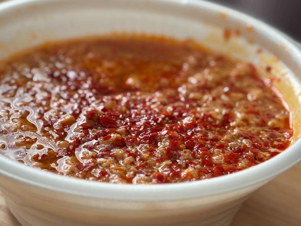 辛さに「脳汁止まらん」【ファミマ】関東限定新作麺は赤い見た目も衝撃的