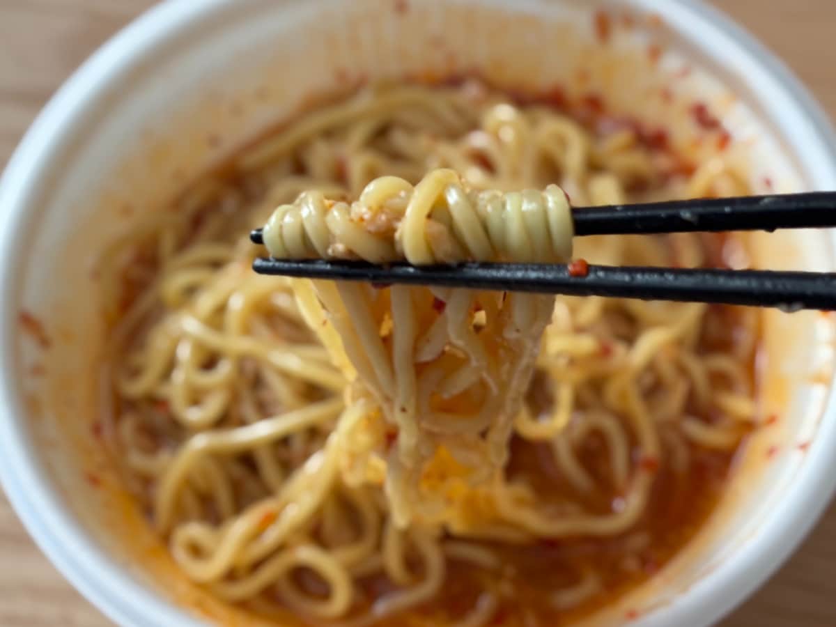 辛さに「脳汁止まらん」【ファミマ】関東限定新作麺は赤い見た目も衝撃的
