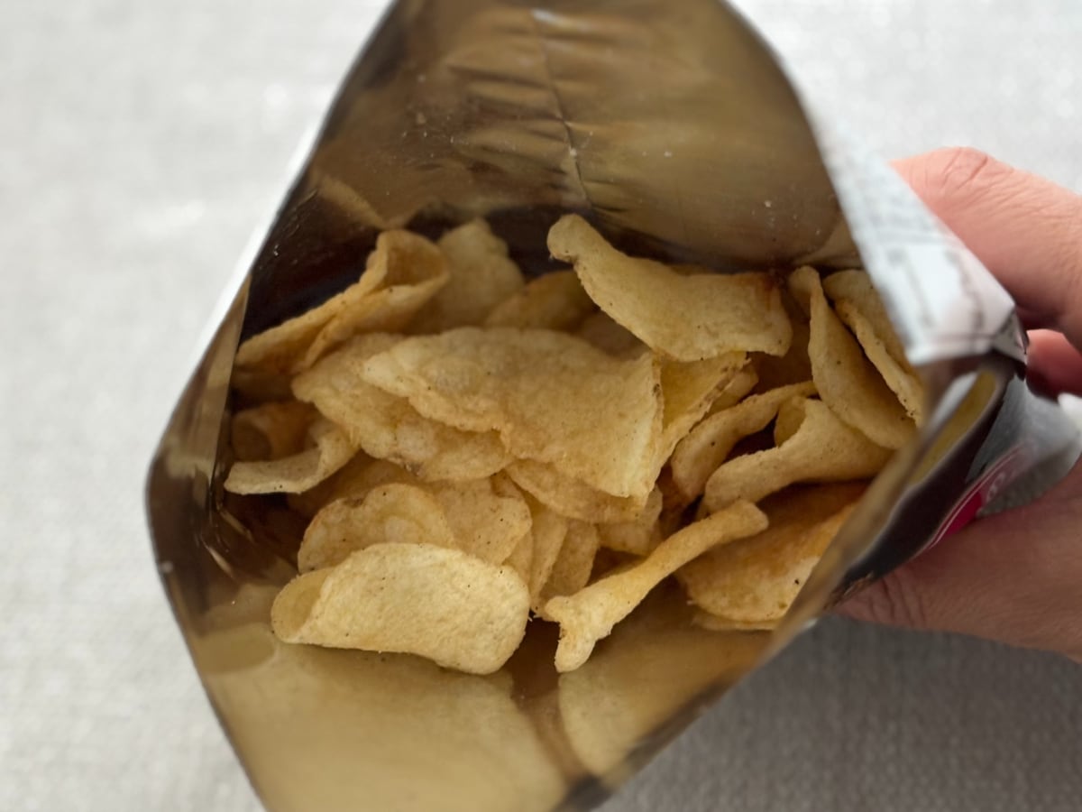 再現度高っ！【ファミマ限定】カルビーの新作ポテチがおつまみすぎた……