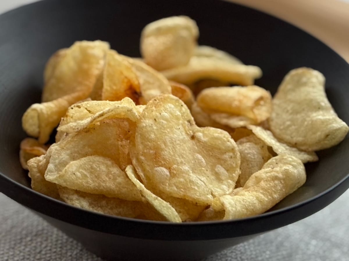 再現度高っ！【ファミマ限定】カルビーの新作ポテチがおつまみすぎた……