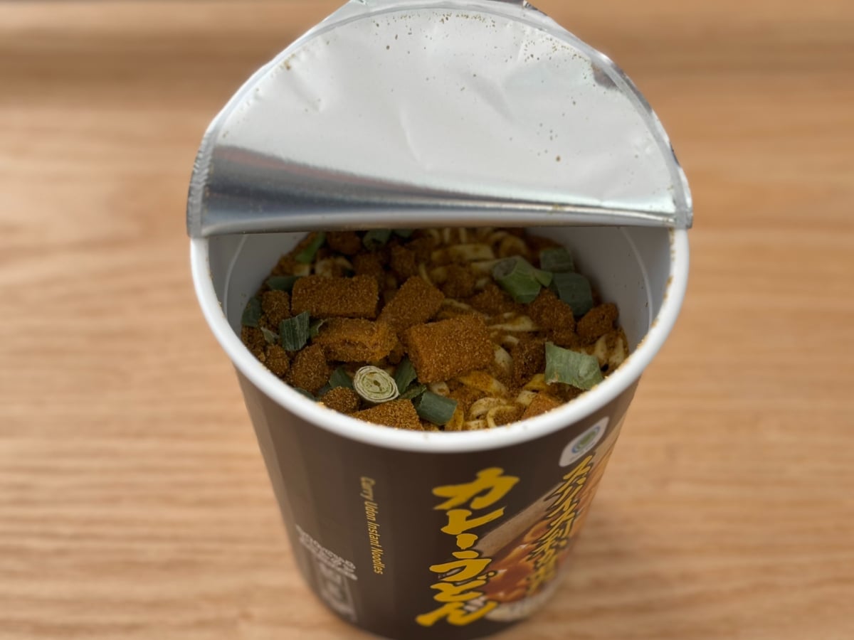 スパイシーなのに和風で食べ応えも！【ファミマ】冬の定番うどんを実食