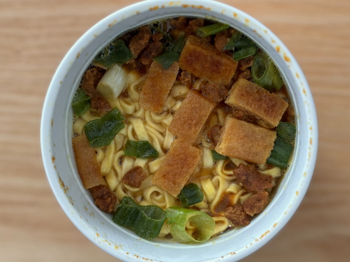 スパイシーなのに和風で食べ応えも！【ファミマ】冬の定番うどんを実食