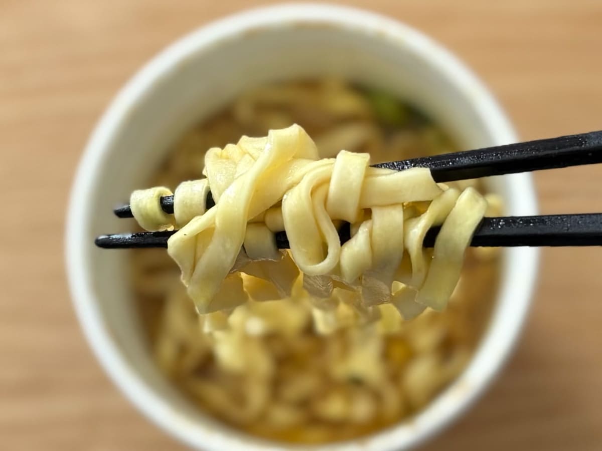 スパイシーなのに和風で食べ応えも！【ファミマ】冬の定番うどんを実食