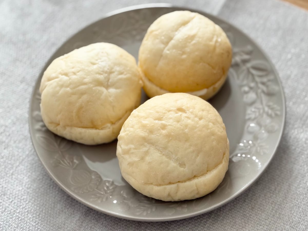 もっちり食感の中に感じる甘さが美味【ファミマ】外も中身も真っ白なパン