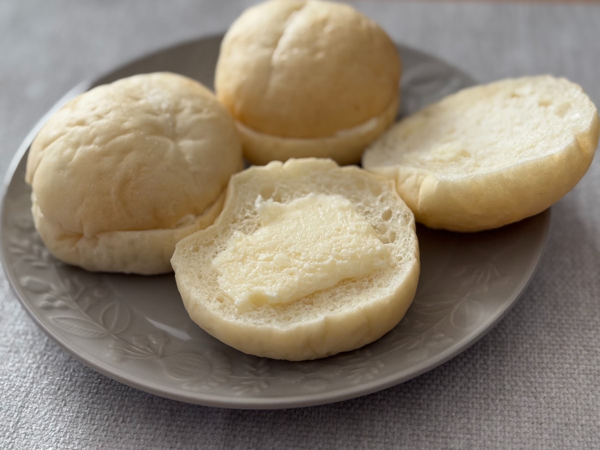 もっちり食感の中に感じる甘さが美味【ファミマ】外も中身も真っ白なパン