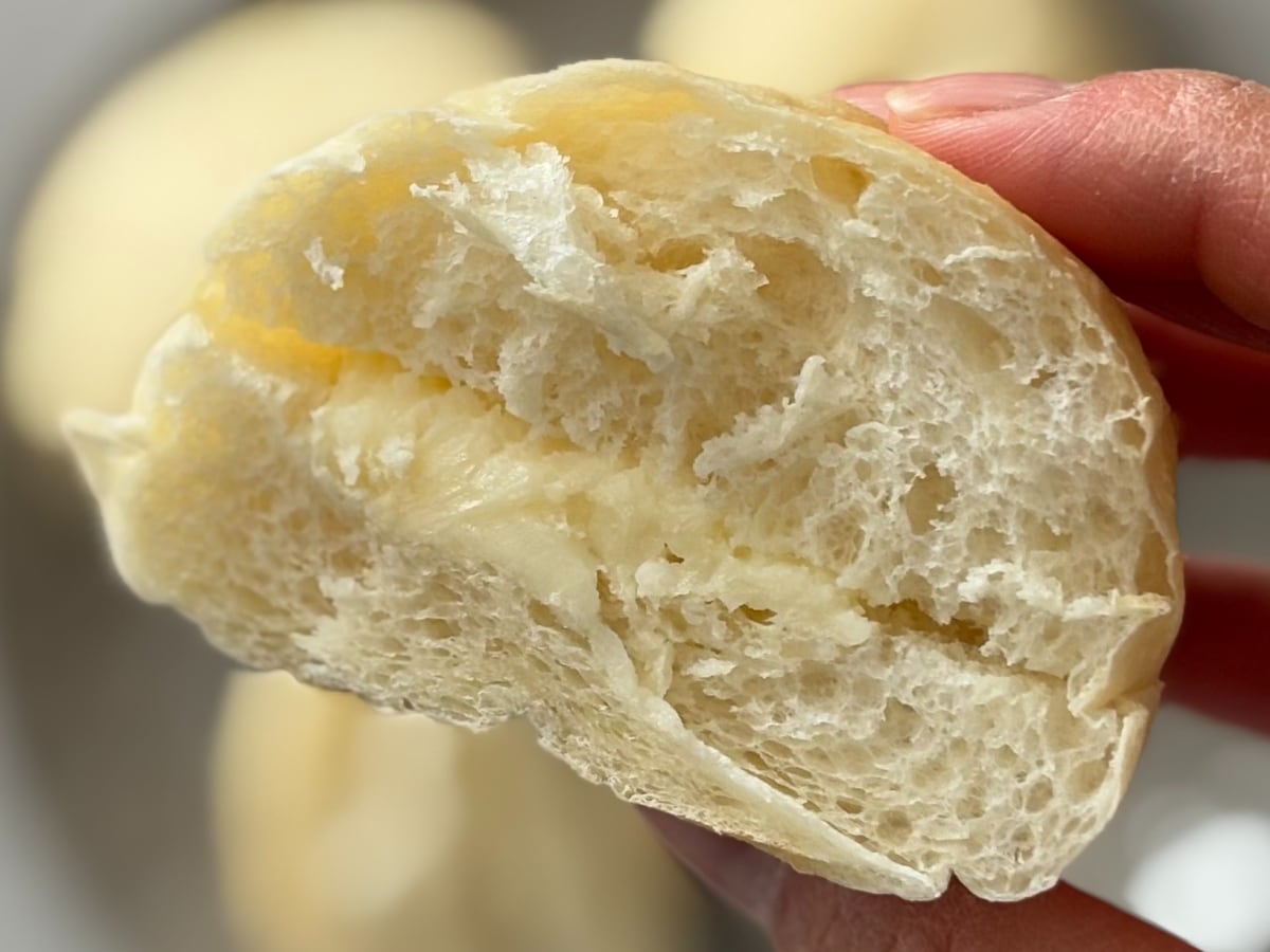 もっちり食感の中に感じる甘さが美味【ファミマ】外も中身も真っ白なパン