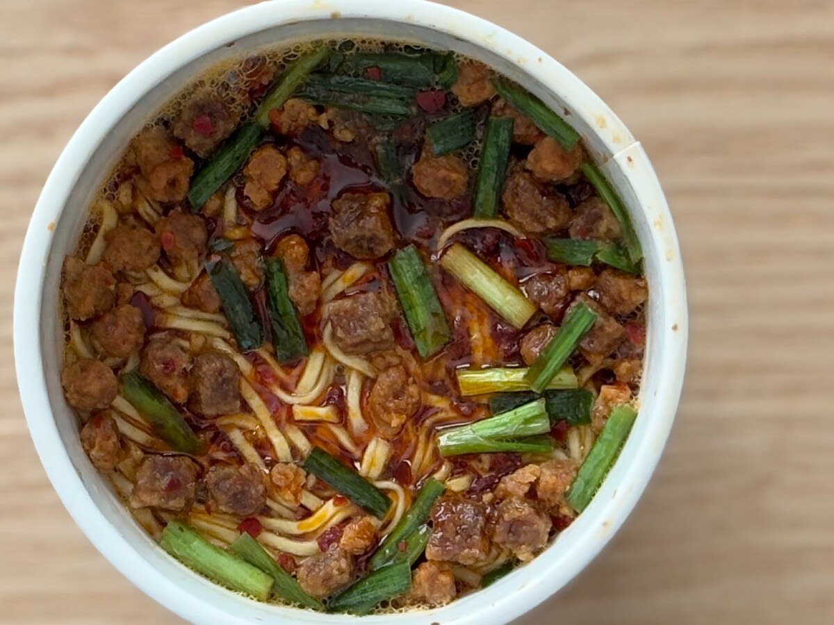 「めちゃ辛」「唇ヒリヒリ」【ファミマ】味仙の激辛メニューがカップ麺に