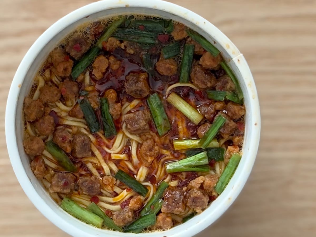 「めちゃ辛」「唇ヒリヒリ」【ファミマ】味仙の激辛メニューがカップ麺に