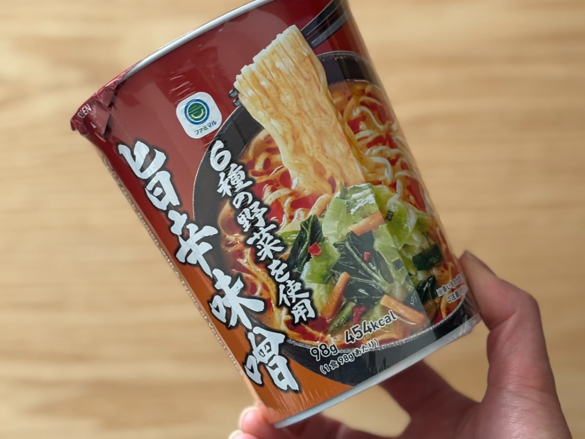 しっかり辛めのスープがウマっ！【ファミマ】寒い日に食べたいカップ麺