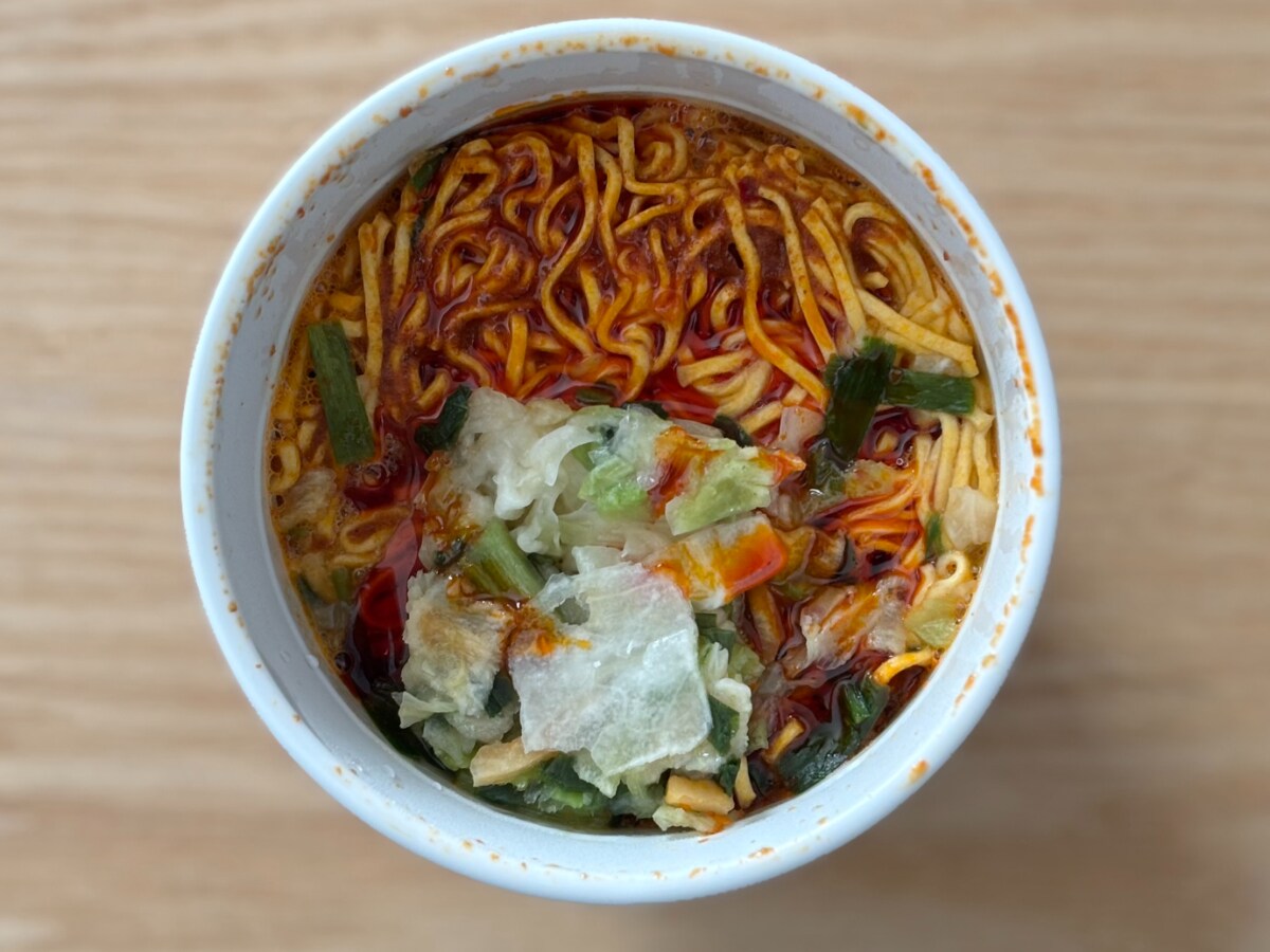 しっかり辛めのスープがウマっ！【ファミマ】寒い日に食べたいカップ麺