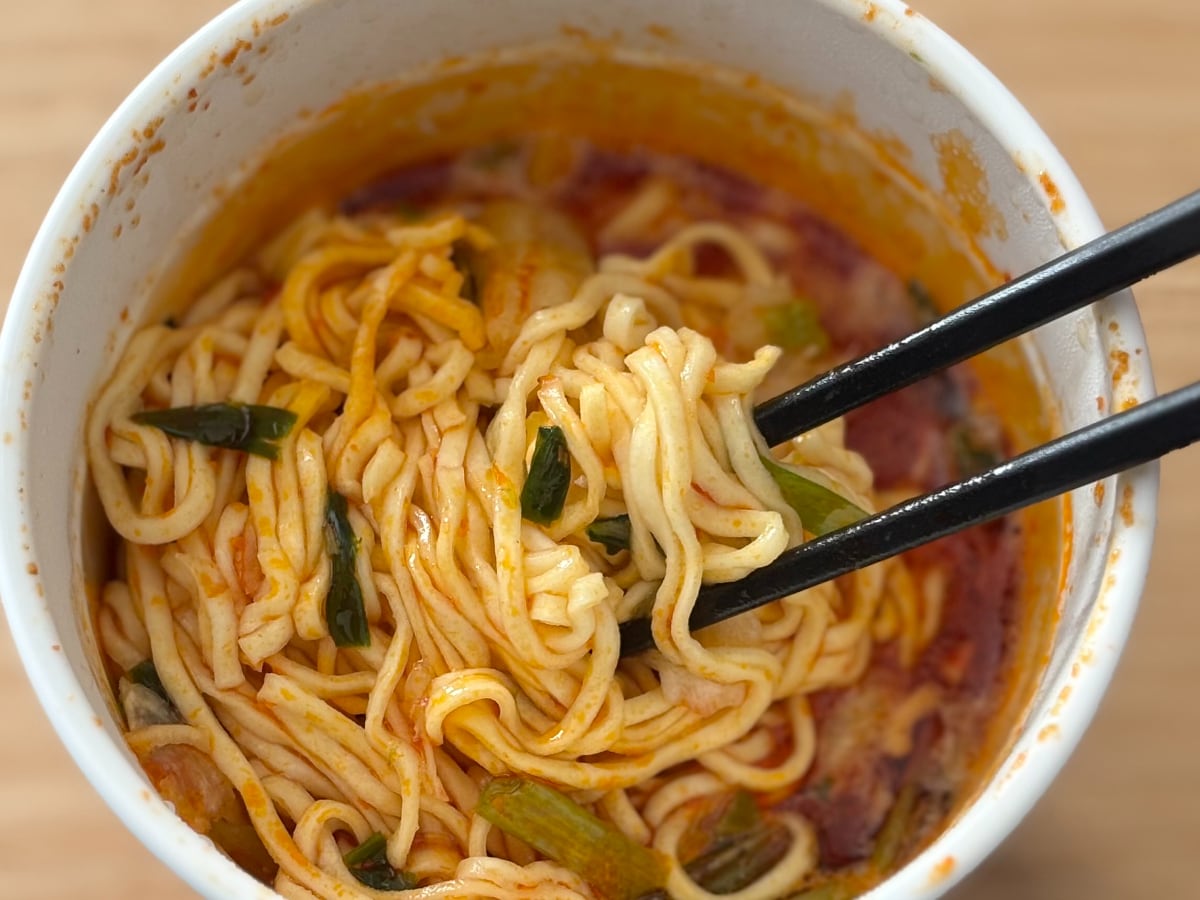 しっかり辛めのスープがウマっ！【ファミマ】寒い日に食べたいカップ麺