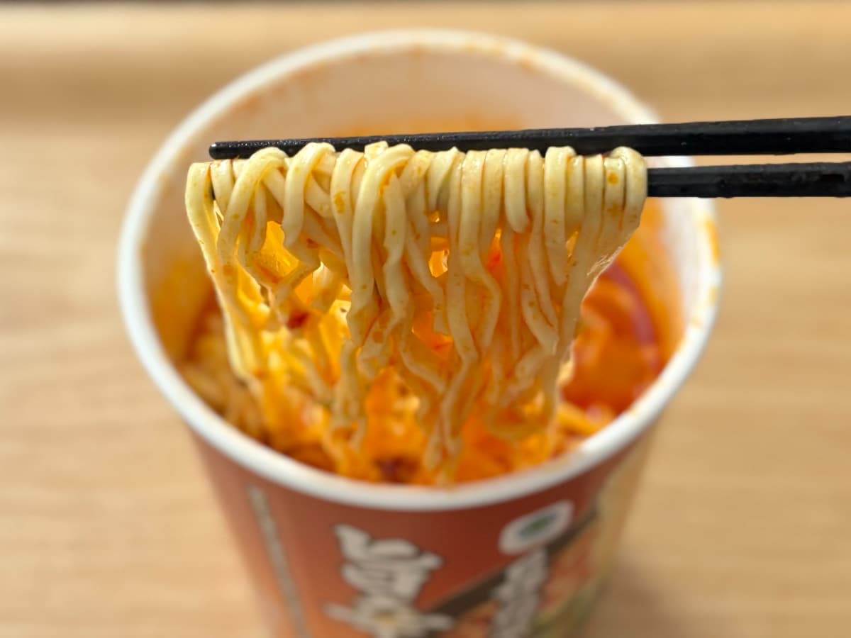 しっかり辛めのスープがウマっ！【ファミマ】寒い日に食べたいカップ麺