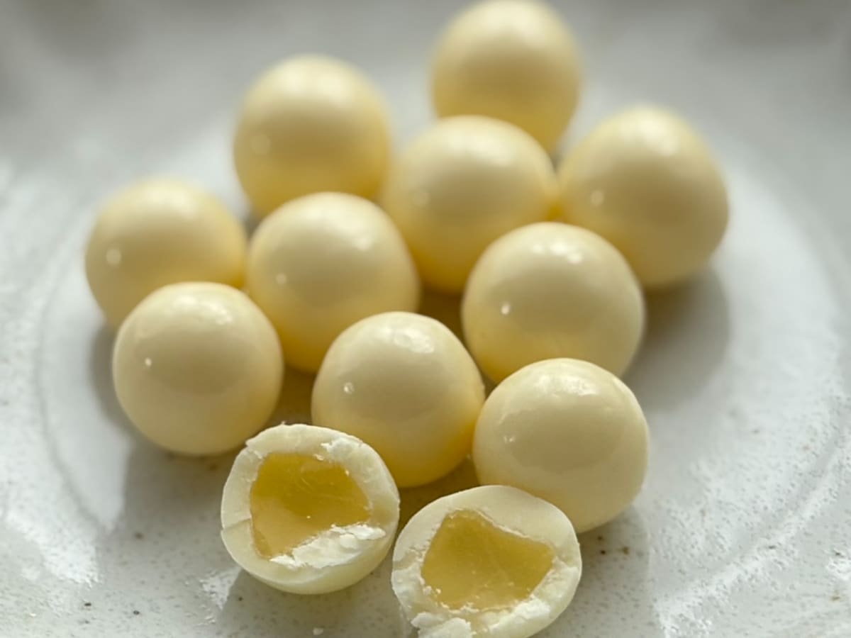 予想外のもちっと食感が絶妙！【ローソン】新作コラボチョコがすごい