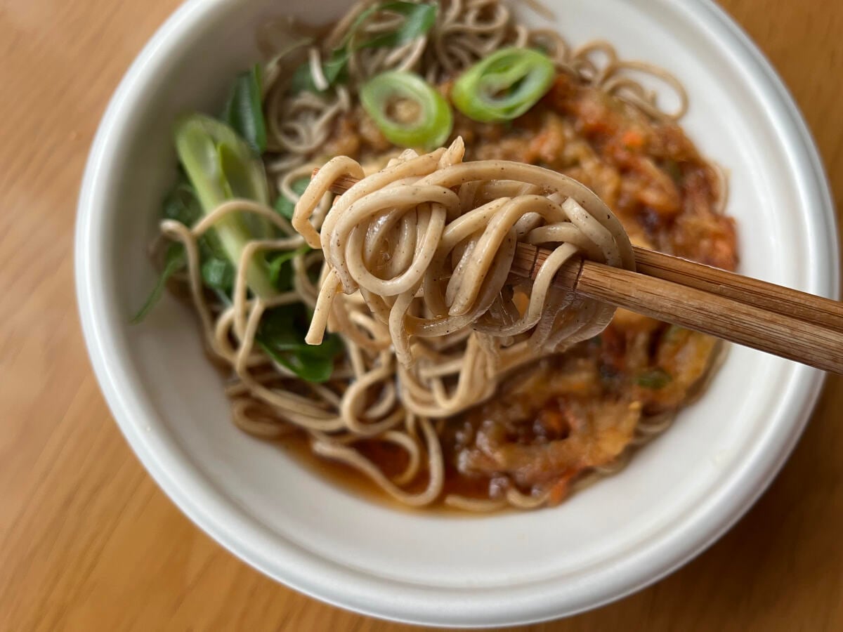 「本格的！」「濃いめのつゆが絶品」【ローソン】海老かき揚げがのったそばが登場！