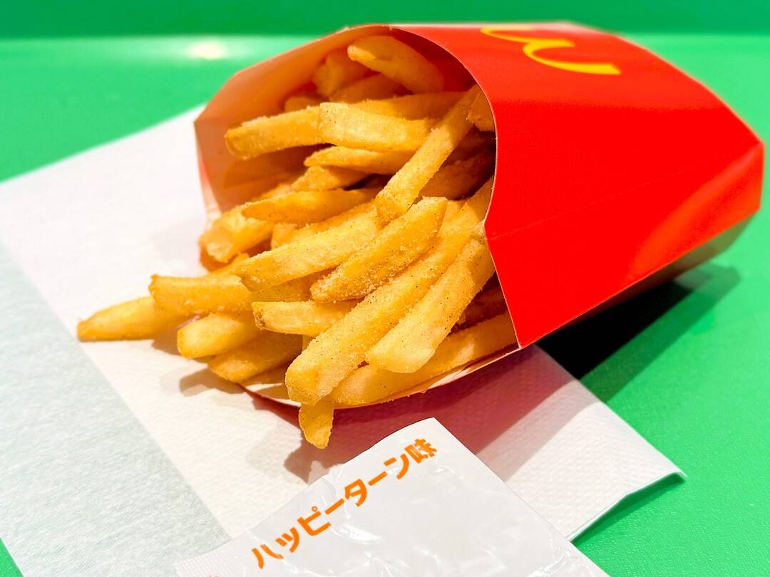 マックポテトがハッピーターン味に！待望コラボに「ついに魔法の粉が」「予想以上だった」