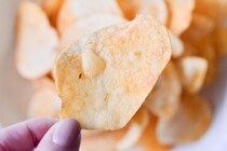 「なんだこれ」「やめられない」【湖池屋】ポテトチップスの旨味がやばい