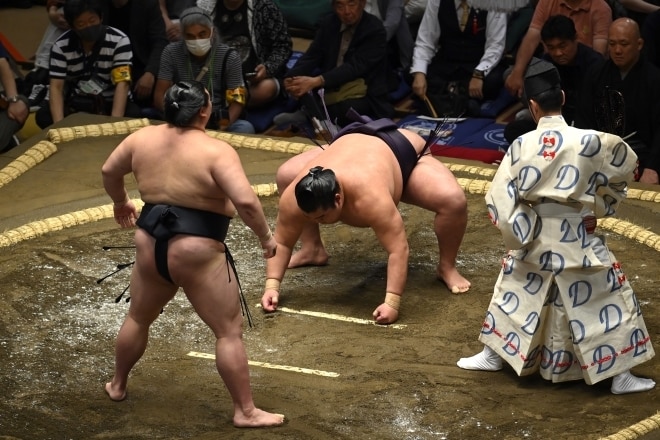 「ま、まさかでしょ!」大相撲中継に映り込んだ“音楽業界の超大物”にネット騒然!「気になって集中できん」「見間違うわけがない」
