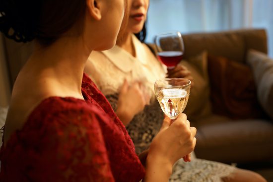 芸人と300回以上飲み会をした元芸能人の女性が明かす“献上”の実情「芸人だったら誰とでもOKの女性も」――仰天ニュース傑作選
