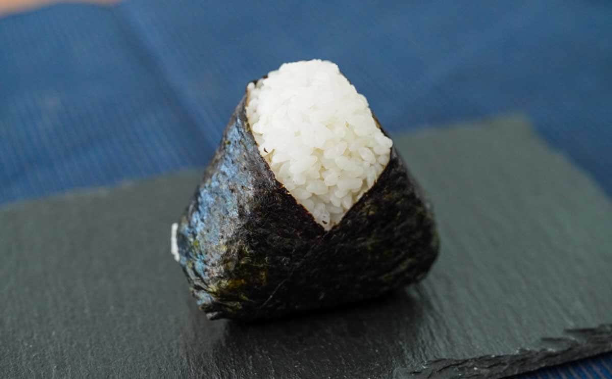 「毎日食べるね」「秒で買った」【セブン】新発売おむすびが激ウマ!!